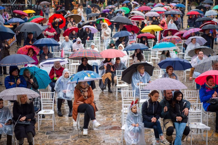 (FOTO/VIDEO) „Muzika raspoloženja“: Prvog dana 2024. Budvu ispunile najfinije melodije klasične muzike