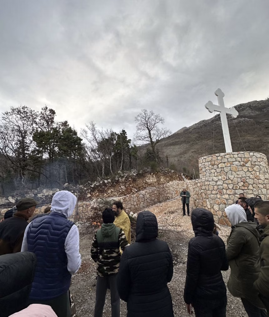 Ispred crkve Sveti Luka mještani Lapčića naložili badnjake