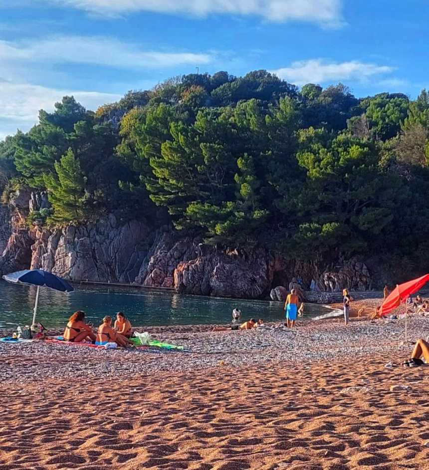 (VIDEO/FOTO) Čari Kraljeve i Kraljičine plaže na Svetom Stefanu: Rajski kutak za svakog posjetioca