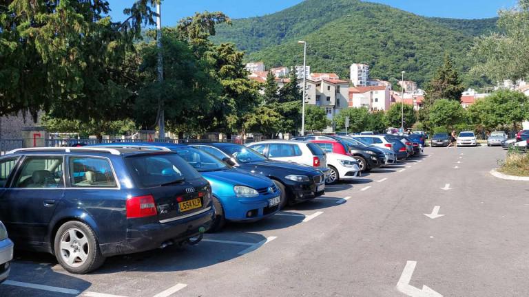 Opština Budva zahtijeva obustavu zakupa parking prostora kod osnovne škole | Radio Televizija Budva