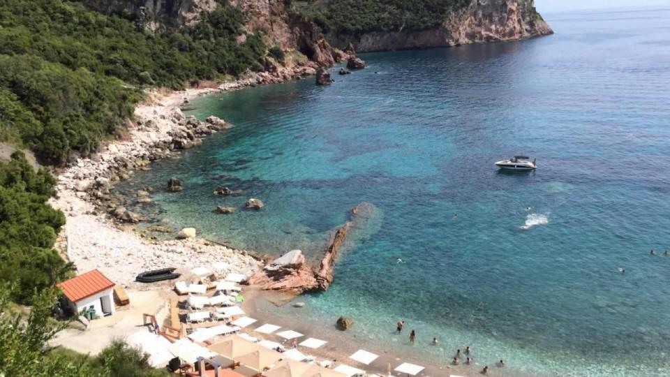 Jeziv prizor nedaleko od plaže Galija: Pokvarene polutke bacili u more | Radio Televizija Budva