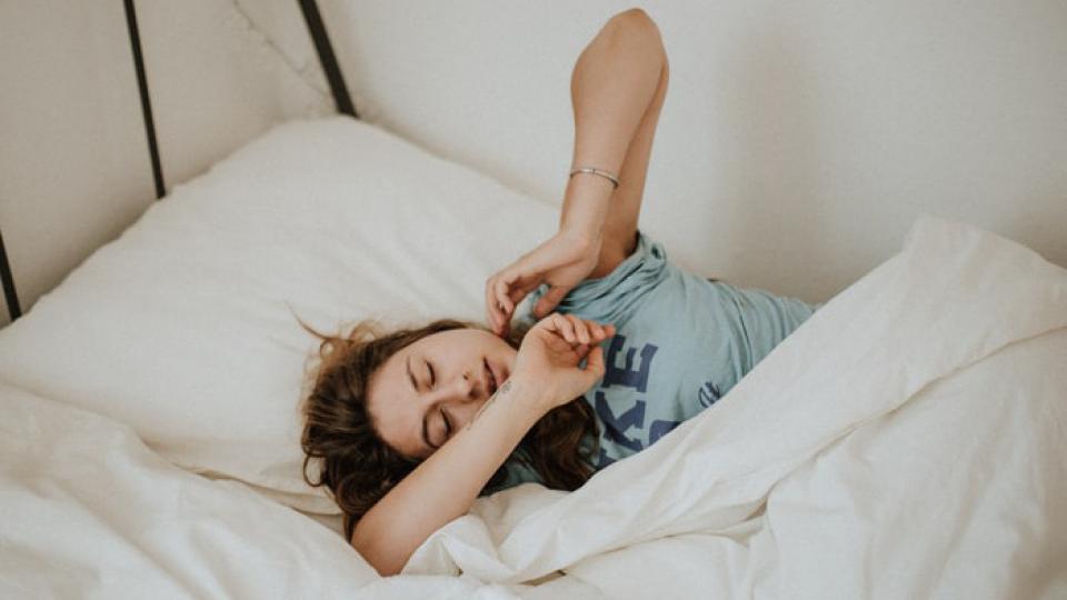 Kako držanje telefona noću kraj kreveta utiče na vaš san | Radio Televizija Budva
