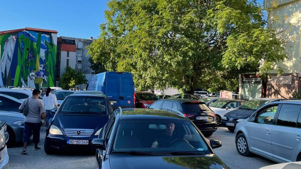 (FOTO) Kolaps kod Osnovne škole: Roditelji automobilima do same kapije | Radio Televizija Budva