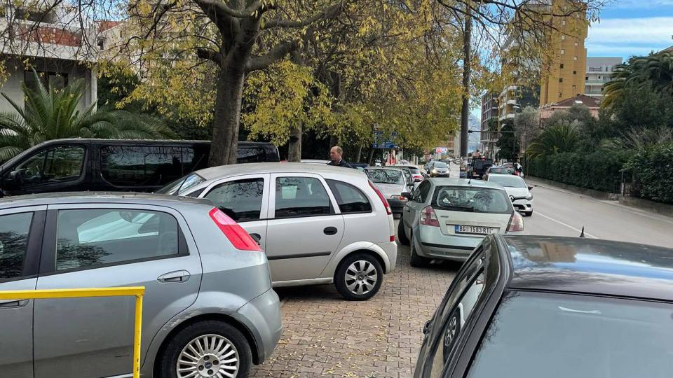 (FOTO) Problem: Pored Zanatskog centra jedino vazdušnom linijom | Radio Televizija Budva