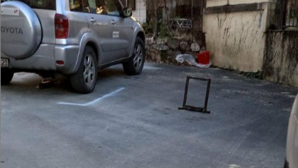 Čitaoci šalju: Uzurpacija parking mjesta kod zgrade Sunca | Radio Televizija Budva