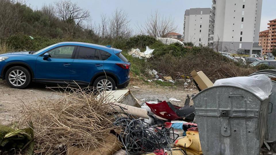 Čitaoci šalju: X ulica kao divlja deponija | Radio Televizija Budva