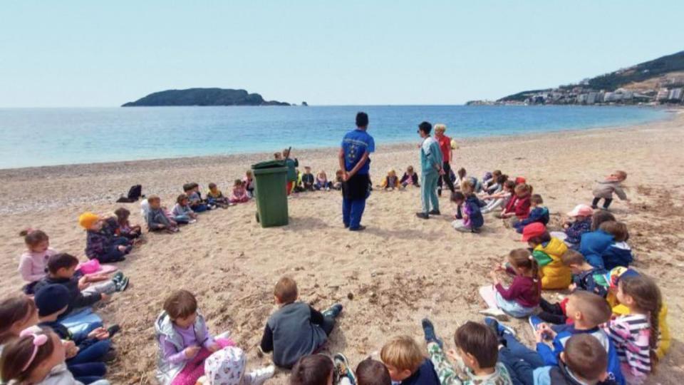 (FOTO) Udruženim snagama za ljepši izgled plaža | Radio Televizija Budva