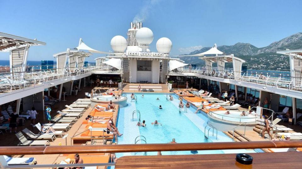 U Luku Bar uplovio kruzer Mein Schiff 5 | Radio Televizija Budva