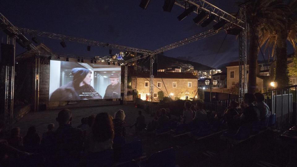 Radnička cesta” na sceni između crkava - premijera nikad odigrane predstave | Radio Televizija Budva