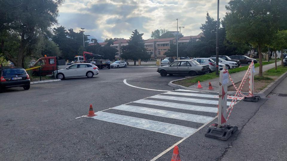 (FOTO) U toku obilježavanje parking prostora  kod OŠ Stefan Mitrov Ljubiša | Radio Televizija Budva