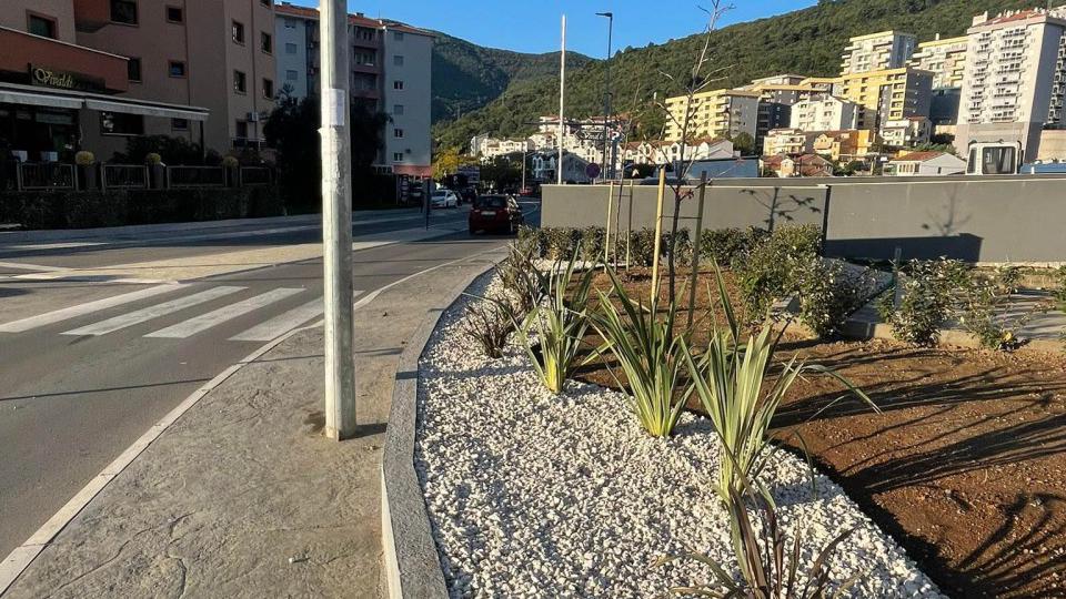 (FOTO) Uređenje zelenih površina oko novog kružnog toka i dalje traje | Radio Televizija Budva