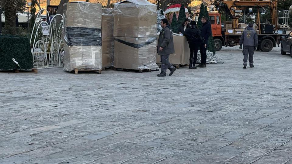 (FOTO) Postavljanje dekoracije ispred Starog grada | Radio Televizija Budva