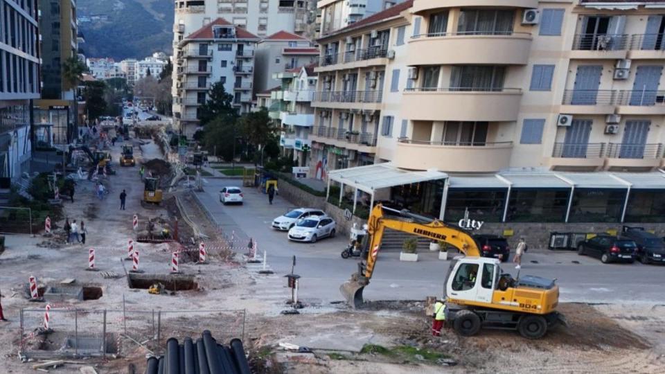 Izmjena ražima saobraćaja zbog radova na izgradnji podzemne infrastrukture u Ulici 22. novembra pored lokala „City Bistro Bar“ | Radio Televizija Budva