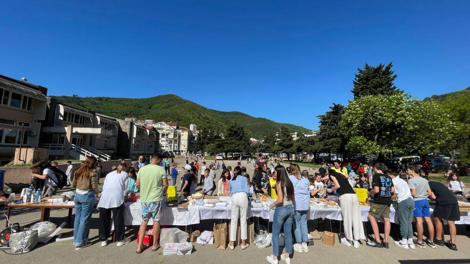 (FOTO) U toku humanitarna akcija „Srcem za našu učiteljicu“ u dvorištu škole Stefan Mitrov Ljubiša | Radio Televizija Budva