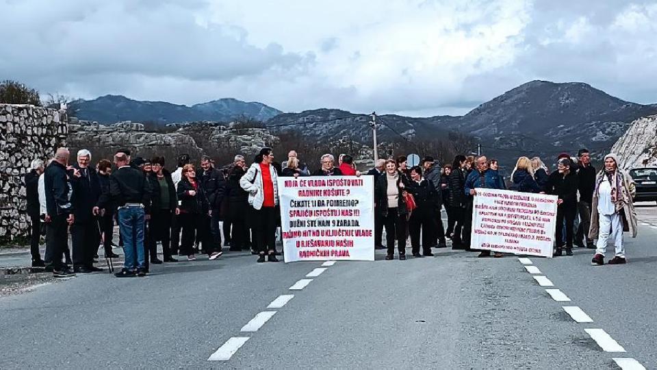 Bivši radnici Košute i danas blokiraju saobraćaj | Radio Televizija Budva