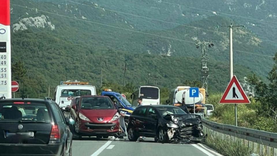 Dvije saobraćajne nezgode u Lapčićima, više osoba povrijeđeno | Radio Televizija Budva