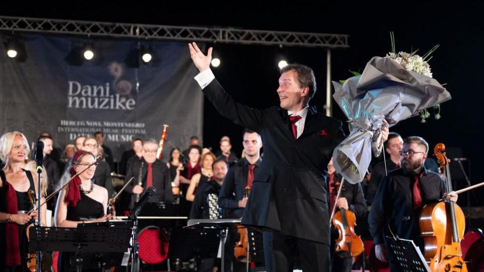 (VIDEO) Bojan Suđić i Virtuozi oduševili mnogobrojnu publiku u Herceg Novom | Radio Televizija Budva