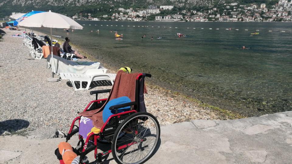 Nepristupačnost plaža u Boki Kotorskoj za kupanje osoba sa invaliditetom u kolicima- ograničavanje njihovih ljudskih prava | Radio Televizija Budva