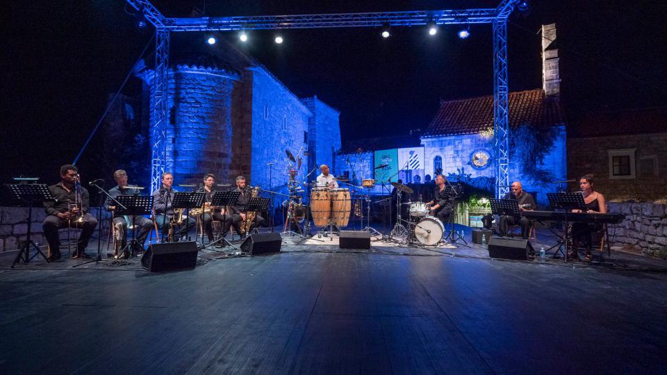 Omaž jazz velikanima Dušku Gojkoviću i Nikoli Mimu Mitroviću:  Koncert za pamćenje na sceni između crkava | Radio Televizija Budva