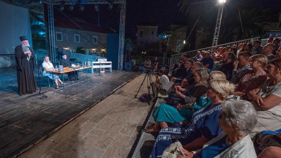 Predstavljanje monografije o Visarionu Ljubiši sinoć na Festivalu „Ćirilicom“ | Radio Televizija Budva