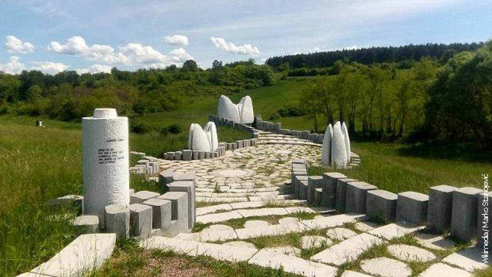 Veliki školski čas u Šumaricama – sjećanje na strijeljane civile, đake i nastavnike | Radio Televizija Budva