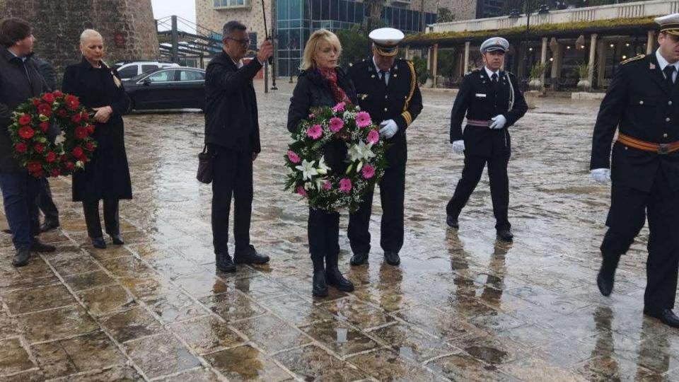 Dokić položila vijenac na spomenik Marku Stanišiću | Radio Televizija Budva