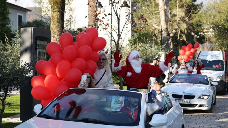 Djed bijeli sreću dijeli i paketiće iz svog kabrioleta 31. decembra širom Budve | Radio Televizija Budva