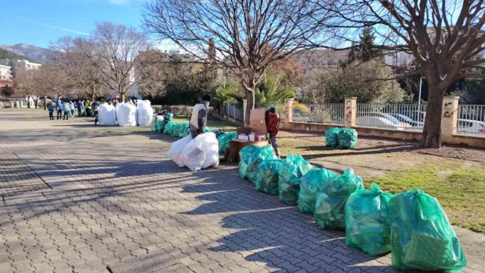 (FOTO/VIDEO) Ekološka revolucija u Budvi koju su inicirali stranci: Prošlog vikenda sakupljeno 1300 kg reciklažnog otpada | Radio Televizija Budva