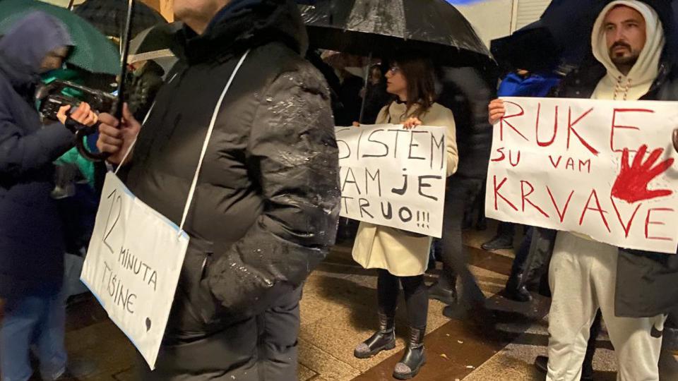 Građani se okupljaju: Protest ispred zgrade Vlade | Radio Televizija Budva