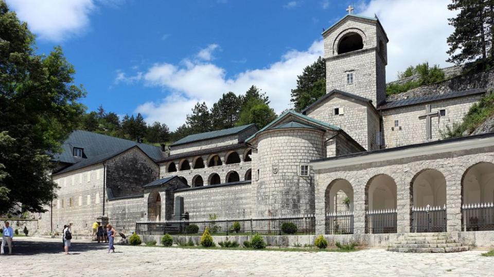 Nalaganja badnjaka zbog tragičnih događaja na Cetinju obavljati u skladu sa bogoslužbenim poretkom | Radio Televizija Budva