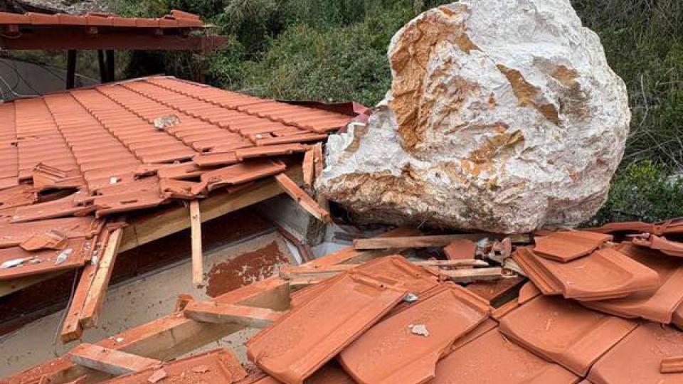 Obrušilo se brdo na Svetom Stefanu, stijene uništile plažni bar na Galiji | Radio Televizija Budva